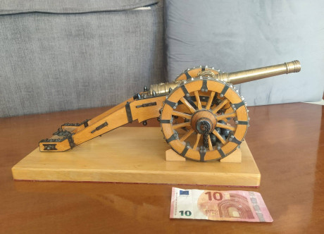 Excelente réplica histórica y decorativa de cañón antiguo (no operativo) en latón, haya y metal, construido 11