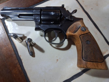 Hola. 
Vendo revólver LLAMA COMANCHE II en calibre .38Spl.
Guiado co. Licencia F.
El tornillo del alza 00