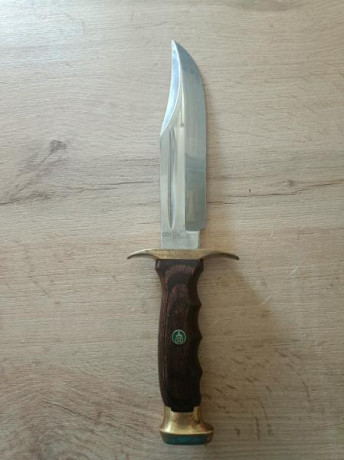 - Hoja larga de 18 cms. de acero inoxidable con punta clip.

- Longitud total: 30 cms.

- Mango de madera 02