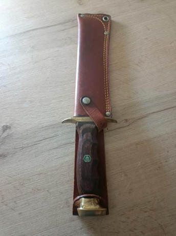 - Hoja larga de 18 cms. de acero inoxidable con punta clip.

- Longitud total: 30 cms.

- Mango de madera 00