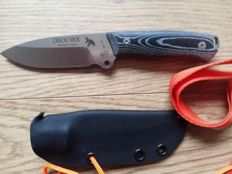 Vendo CHACAL NECK J&V Cuchillo de monte o de supervivencia hecho a mano, hoja de acero mova 58, mango 02