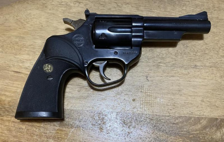 vende Astra 960 en perfecto estado, con cañon de respeto y libro original del arma incluido. El arma esta 01