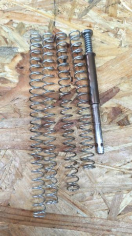 Material para CZ Shadow 2.
Pasador sustituto de retenida 10€.
Retenida de corredera 20€.
Cachas de lija 02