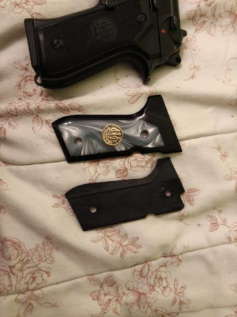 poco uso son madera con el dibujo encima qe se ve en las fotos de material resistente solo cachas  sin 12