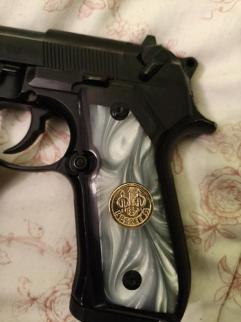 poco uso son madera con el dibujo encima qe se ve en las fotos de material resistente solo cachas  sin 10