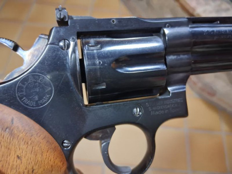 Hola. 
Vendo revólver LLAMA COMANCHE II en calibre .38Spl.
Guiado co. Licencia F.
El tornillo del alza 20