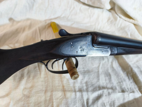 Escopeta paralela marca trust calibre 12/70 largo de cañones 66 en buen estado de conservación y funcionamiento.

120 01