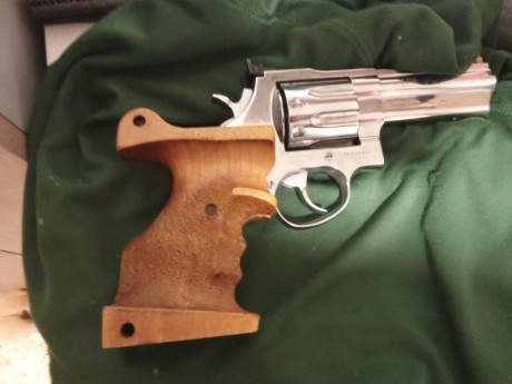 Se vende revolver Taurus 357 con cachas anatómica Talla S y también las originales 
Cilindro de 8 tiros
4 02