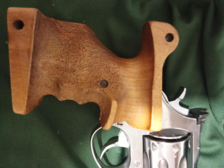 Se vende revolver Taurus 357 con cachas anatómica Talla S y también las originales 
Cilindro de 8 tiros
4 01