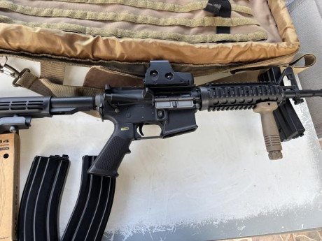 Vendo replica de gas M4 no usada solo se probó, con 5 cargadores 3 de ellos ni se sacaron de la caja. 02