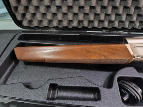 Vendo brownig maxus hunter ,está prácticamente nueva como se puede ver en las fotos ,viene con su maletín 01
