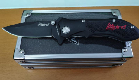 Lote de 2 navajas, en perfecto estado.

Nieto Warfare 
Alpino titanium 440 steel (Nueva)

 VENDIDAS  10