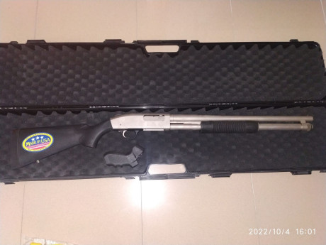 Se vende escopeta Mossberg modelo 590 tactical mariner de corredera en cal.12/76 comprada en armería Álvarez, 02