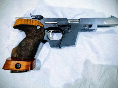 Tengo un amigo que vende una Walther GSP calibre 32 con 2 cargadores: 1 azul y otro negro.  Con maletín
450 01