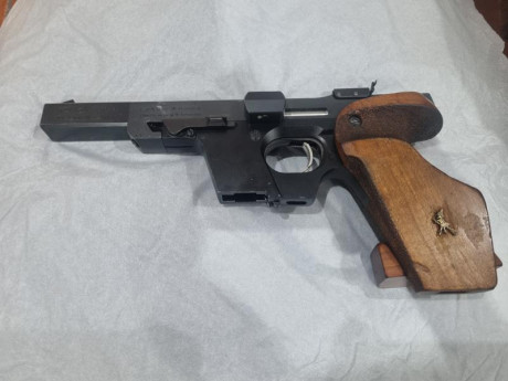 Tengo un amigo que vende una Walther GSP calibre 32 con 2 cargadores: 1 azul y otro negro.  Con maletín
450 00