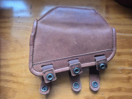 Preciosa carrillera de cuero para rifle. Muy fuerte, muy bien hecha.
35 euros gastos de envío aparte.
Se 01