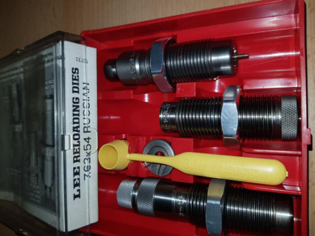 vendo los siguientes juegos de dies. 
Añado más juegos de dies.
Lee 7,62x54r nuevos**VENDIDOS*
7x57 mauser 00