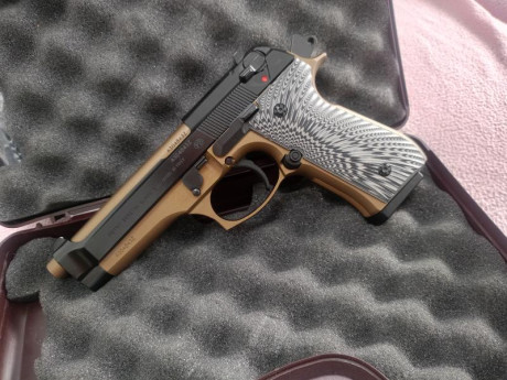 Buenas pongo ala venta recién comprada por mi en armeria top gun de alicante, una p.beretta 92 fs modelo 70