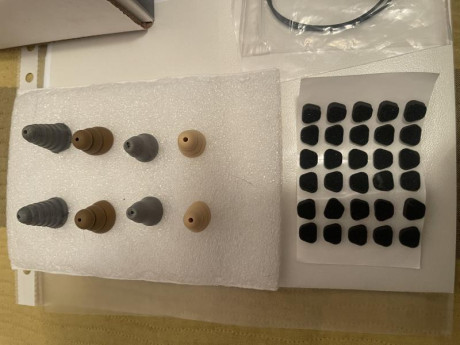 Se venden auriculares de tiro PELTOR 3m, EEP 100 electrónicos, sólo usado uno de los acoples que trae 00