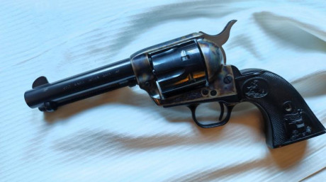 EN VENTA COLT SINGLE ACTION ARMY CON CAÑÓN 4"1/2.
ACABADO PAVÓN/ JASPEADO.
INSCRITO EN LIBRO DE COLECCIONISTA 01