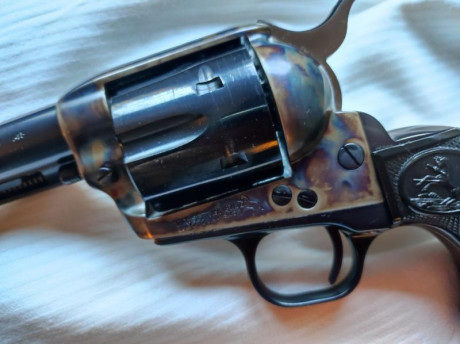 EN VENTA COLT SINGLE ACTION ARMY CON CAÑÓN 4"1/2.
ACABADO PAVÓN/ JASPEADO.
INSCRITO EN LIBRO DE COLECCIONISTA 00