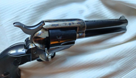 EN VENTA COLT SINGLE ACTION ARMY CON CAÑÓN 4"1/2.
ACABADO PAVÓN/ JASPEADO.
INSCRITO EN LIBRO DE COLECCIONISTA 11