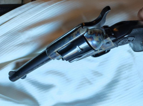 EN VENTA COLT SINGLE ACTION ARMY CON CAÑÓN 4"1/2.
ACABADO PAVÓN/ JASPEADO.
INSCRITO EN LIBRO DE COLECCIONISTA 20