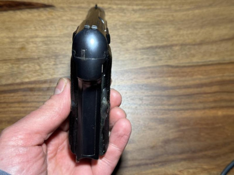   Vendo pistola Astra 300 calibre 9 corto – 380 auto.   

La pistola está en perfecto estado y funciona 02