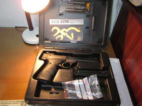 Hola.
Pongo en venta pistola Browning Buck Mark, calibre 22, como se puede 
apreciar en las fotos, está 01