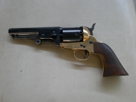 Por fin, despues de mucho tiempo he adquirido mi primer arma de avancarga.
Es un revolver Colt Navy Sherif 101