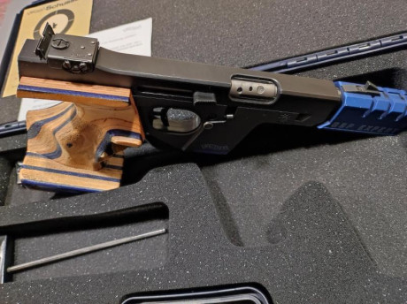 Buenas tardes, vendo Walther GSP EXPERT calibre .22 
en buen estado 
con un disparador excelente
con dos 01