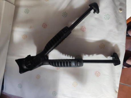 Bípode, y adaptador weaver para el rifle para adaptar el bípode.
En Segovia, 70€ todo 00