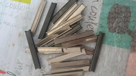 Vendo peines para Steyr Hahn. Siete ( 7 ) euros cada uno, más portes. Mi nombre es Marcelo y atiendo por 01