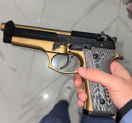 Pongo a disposición de trato una pistola p.beretta 92 fs modelo bronze en calibre 9 mm parabellum guiada 40