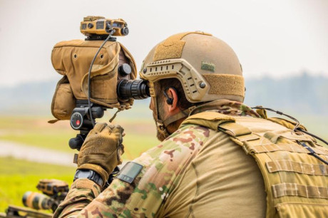 Hola
en muchos videos de you Tube,se ve al observador del tirador,con unos especies de prismaticos o algo 62