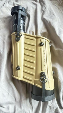 Hola
en muchos videos de you Tube,se ve al observador del tirador,con unos especies de prismaticos o algo 60