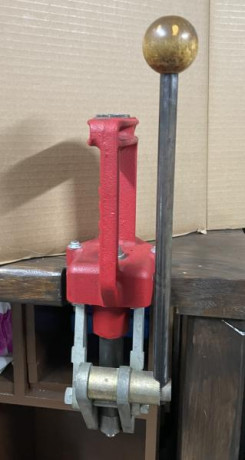 Prensa de recarga LEE Classic Cast. Prensa muy robusta y resistente, con estructura de hierro fundido 01