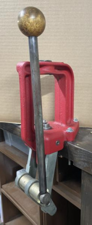 Prensa de recarga LEE Classic Cast. Prensa muy robusta y resistente, con estructura de hierro fundido 00