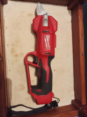 Podadora de mano Milwaukee M12 BLPRS, sin escobillas (brushless), con dos baterías una de 3ah y otra de 01