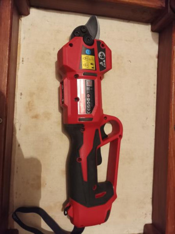 Podadora de mano Milwaukee M12 BLPRS, sin escobillas (brushless), con dos baterías una de 3ah y otra de 00