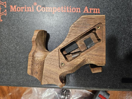 Se vende cacha Steyr para pistolas electrónicas. Talla M. Se puede adaptar tb a mecánicas, poniendo una 01