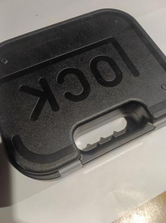 Vendo Glock 17, réplica autorizada por Glock para Umarex. 3 cargadores,balines y bolas de plomo. Peso 02