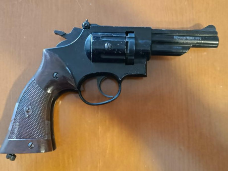Vendo revólver CROSMAN modelo 38C accionado por aire comprimido en bombonas de CO2. Funciona perfectamente 02