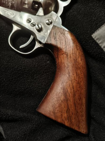 Buenas noches.

Vendo revolver inoxidable Aldo Uberti colt army cal 44 

Revolver bastante poco visto. 10