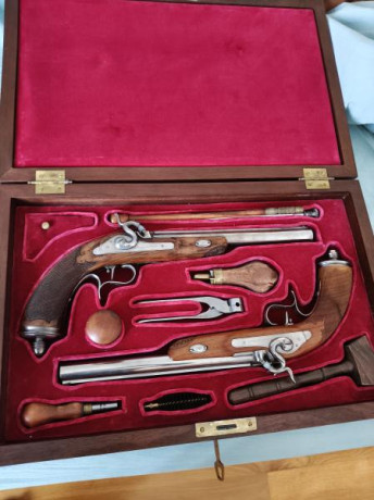 Buenas tardes.

Vendo dos preciosas pistolas de duelo, F. Rochatte Paris cal 45. Del fabricante AMR.

La 02