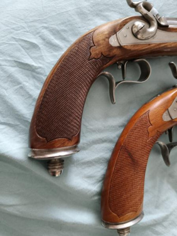 Buenas tardes.

Vendo dos preciosas pistolas de duelo, F. Rochatte Paris cal 45. Del fabricante AMR.

La 10