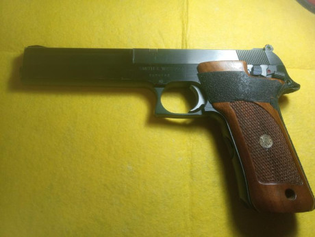 Vendo pistola Smich and wesson 422 en buen estado ligera y precisa 350 € más portes. 01
