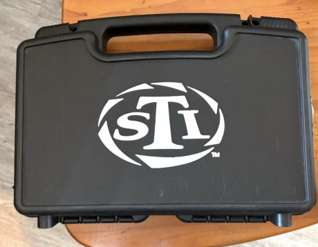 Se ofrece magnífica pistola STI Apeiro cal.40SW  :
* Cañón Schuemann de  tipo Islam rampado de 5” pesado. 10