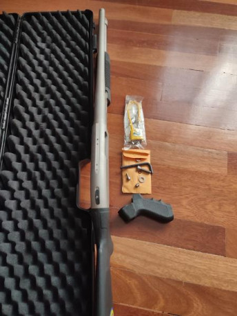 Se vende escopeta Mossberg modelo 590 TACTICAL MARINER de corredera en cal.12/76, tiene capacidad para 01