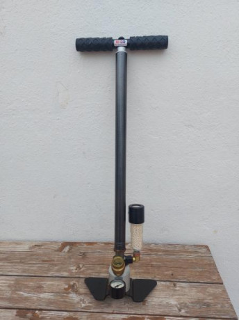 Por cese de la actividad deportiva, sigo vaciando el armero....
Vendo bomba manual para aire comprimido 00